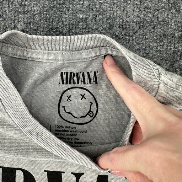 Nirvana Grunge 90s Rock Band Women’s T-Shirt Gray Pink Smiley Face 1X Retro - Picture 4 of 4